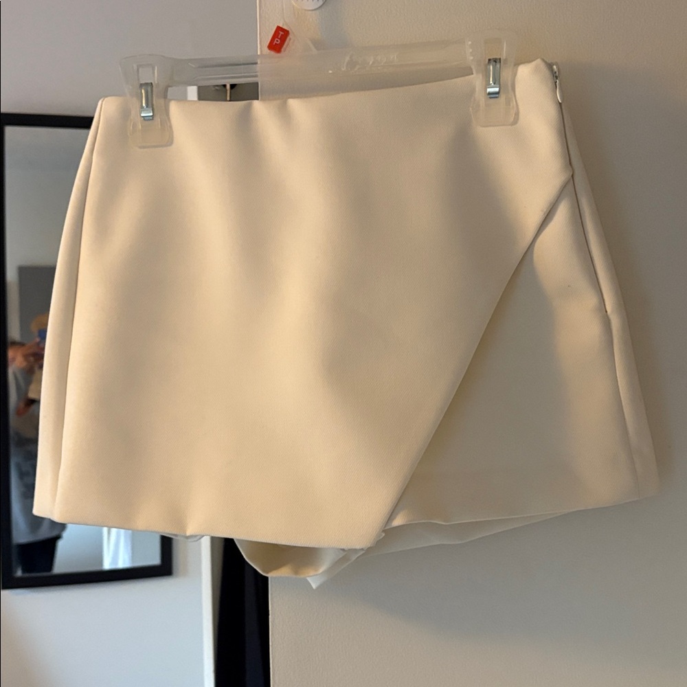 Chic Cream Mini Skirt, like new, worn once!